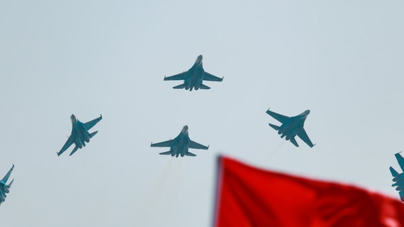 Китайски бойни самолети тренират в небето над Египет